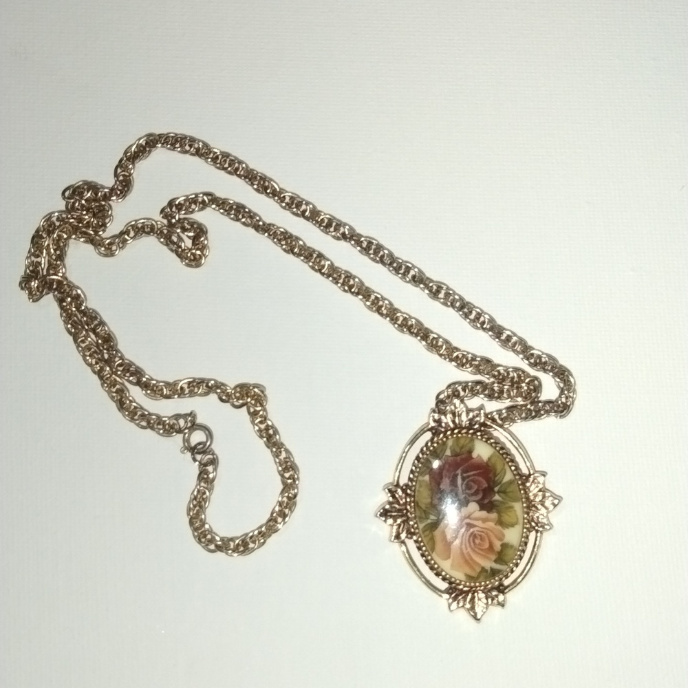 Sarah Coventry Rose Marie Antiqued Gold Tone Cameo Pendant Necklace Vintage 1977